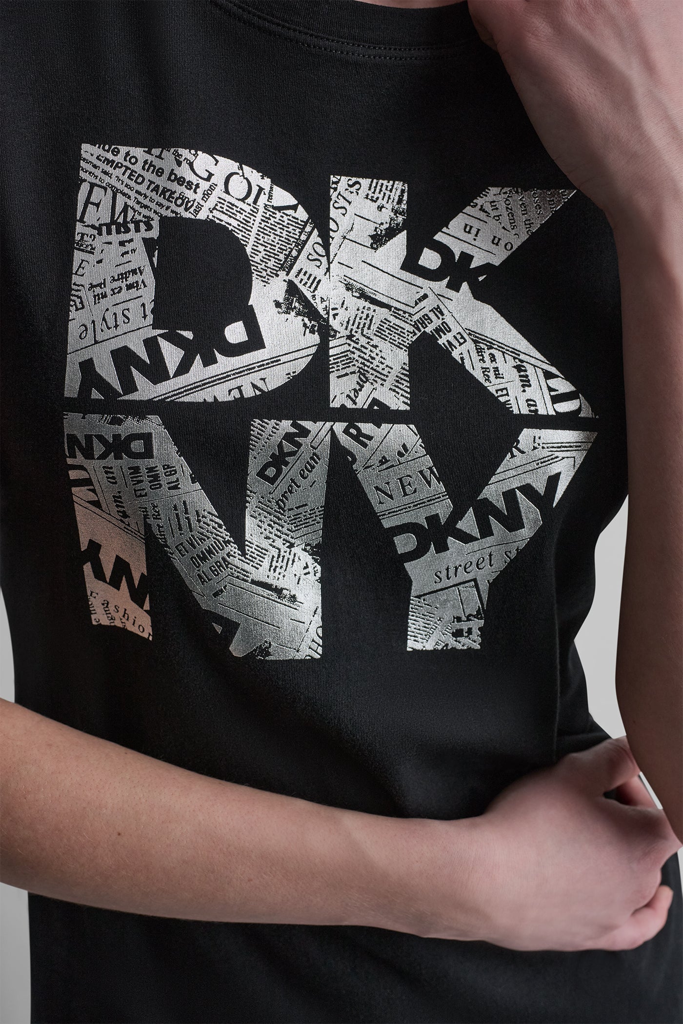 NEWSPRINT DKNY STACKED LOGO TEE