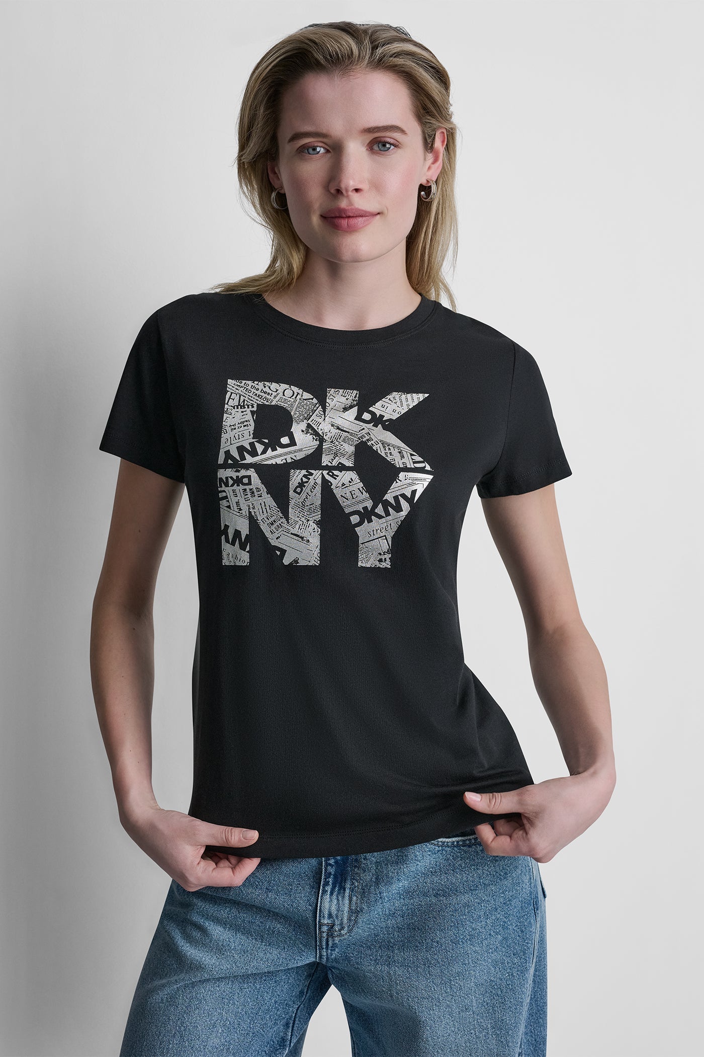 NEWSPRINT DKNY STACKED LOGO TEE