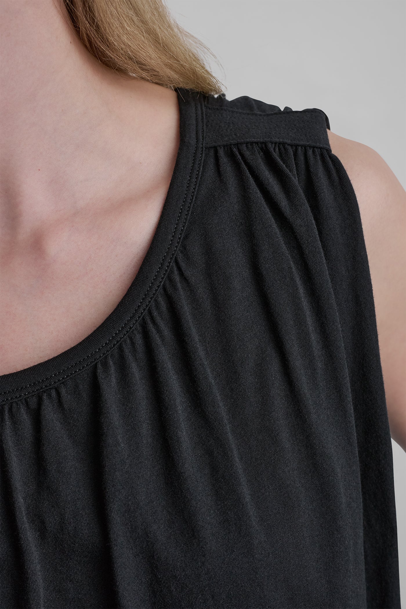 SLEEVELESS RUCHED TOP