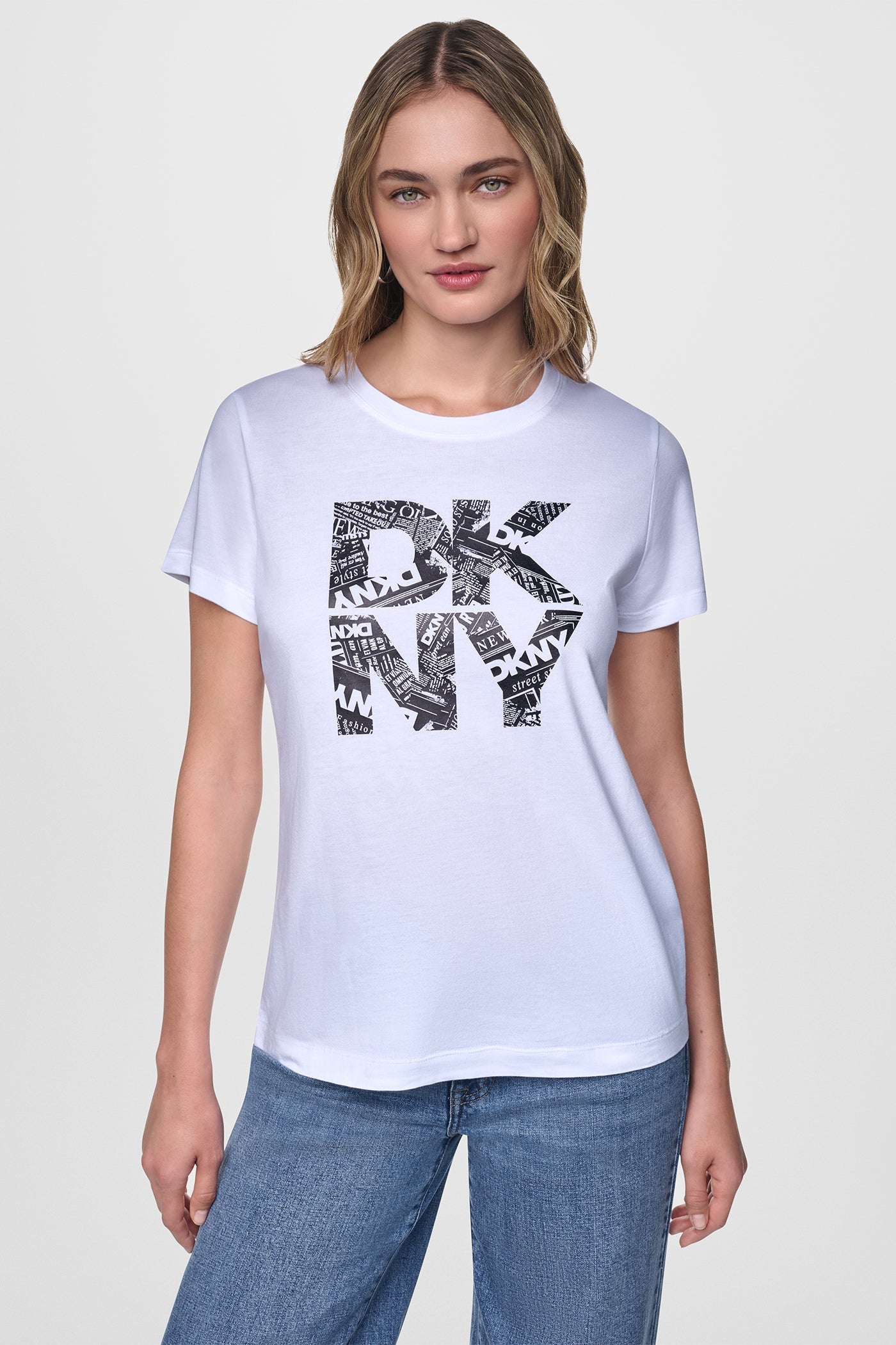 NEWSPRINT DKNY STACKED LOGO TEE