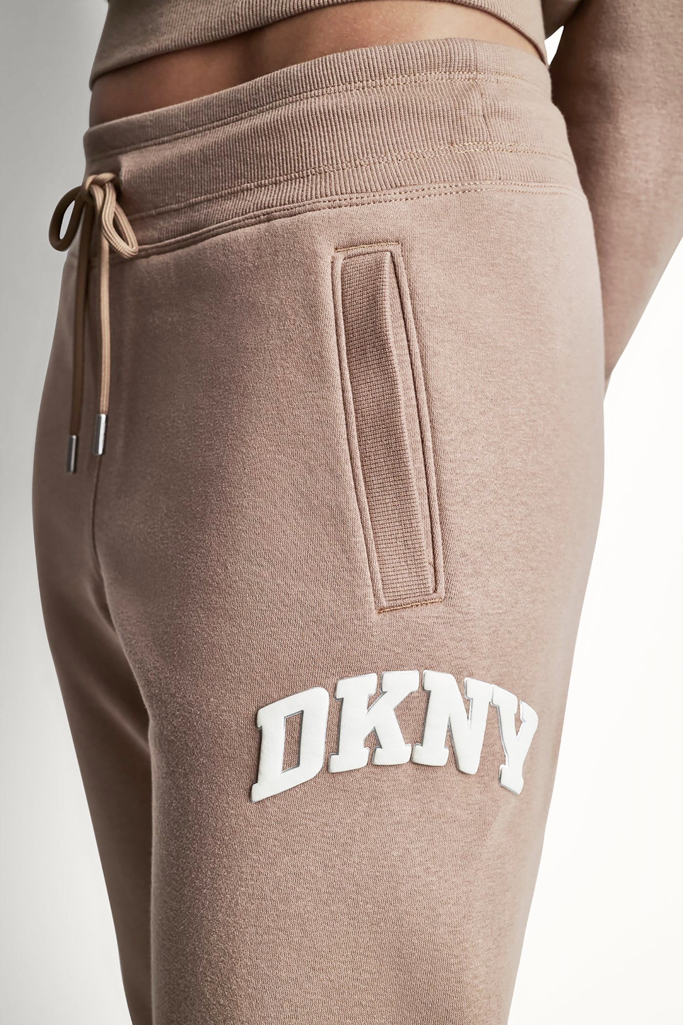 MID-RISE VARSITY LOGO JOGGER