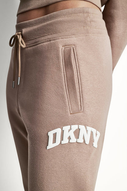 MID-RISE VARSITY LOGO JOGGER