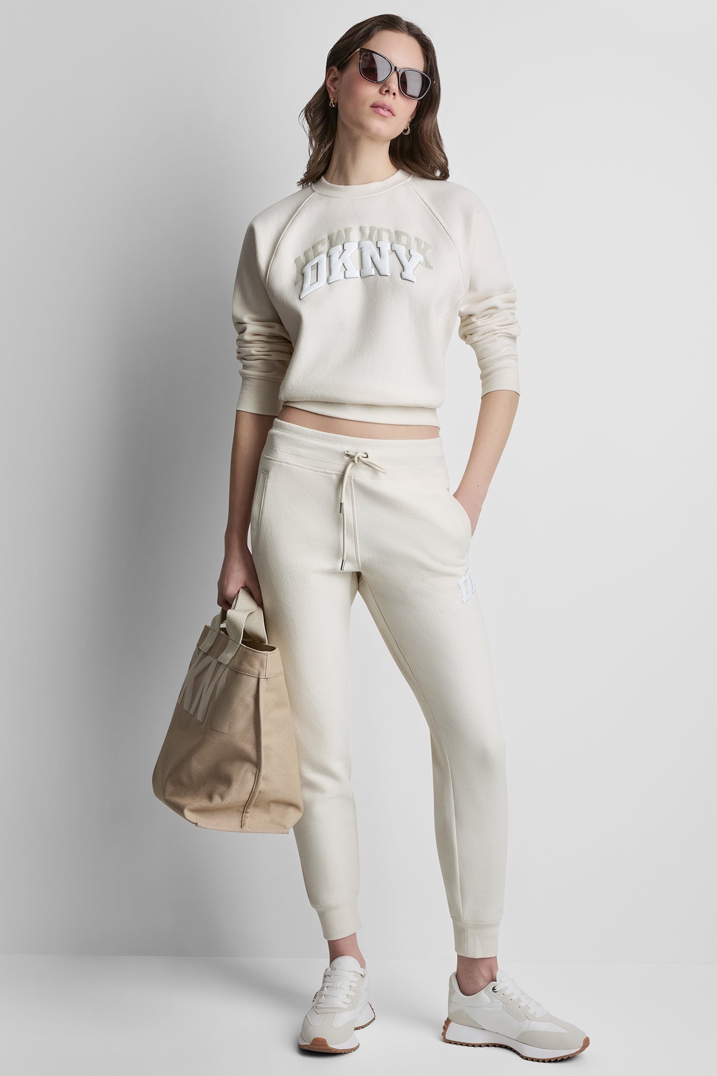 MID-RISE VARSITY LOGO JOGGER