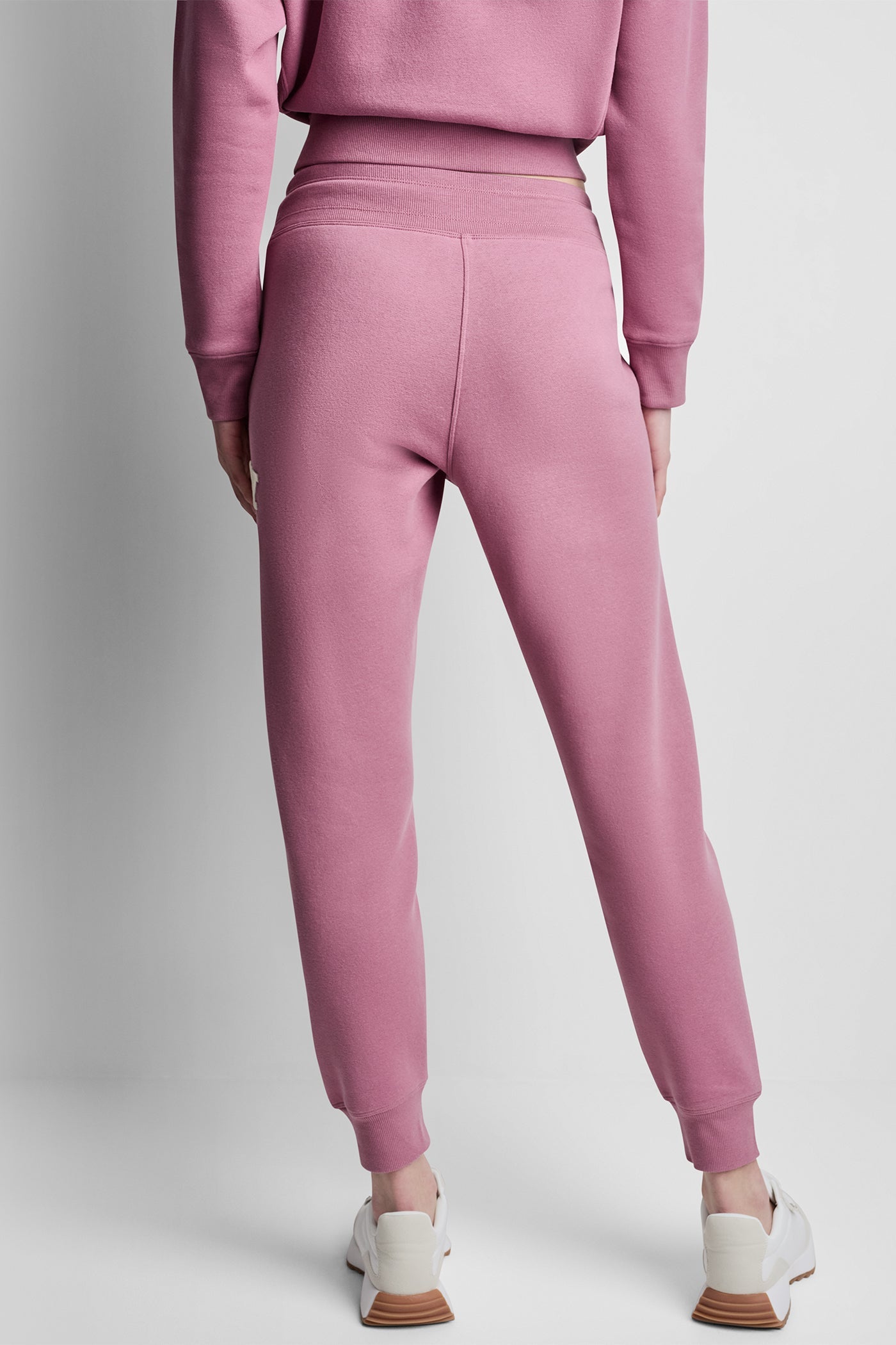MID-RISE VARSITY LOGO JOGGER