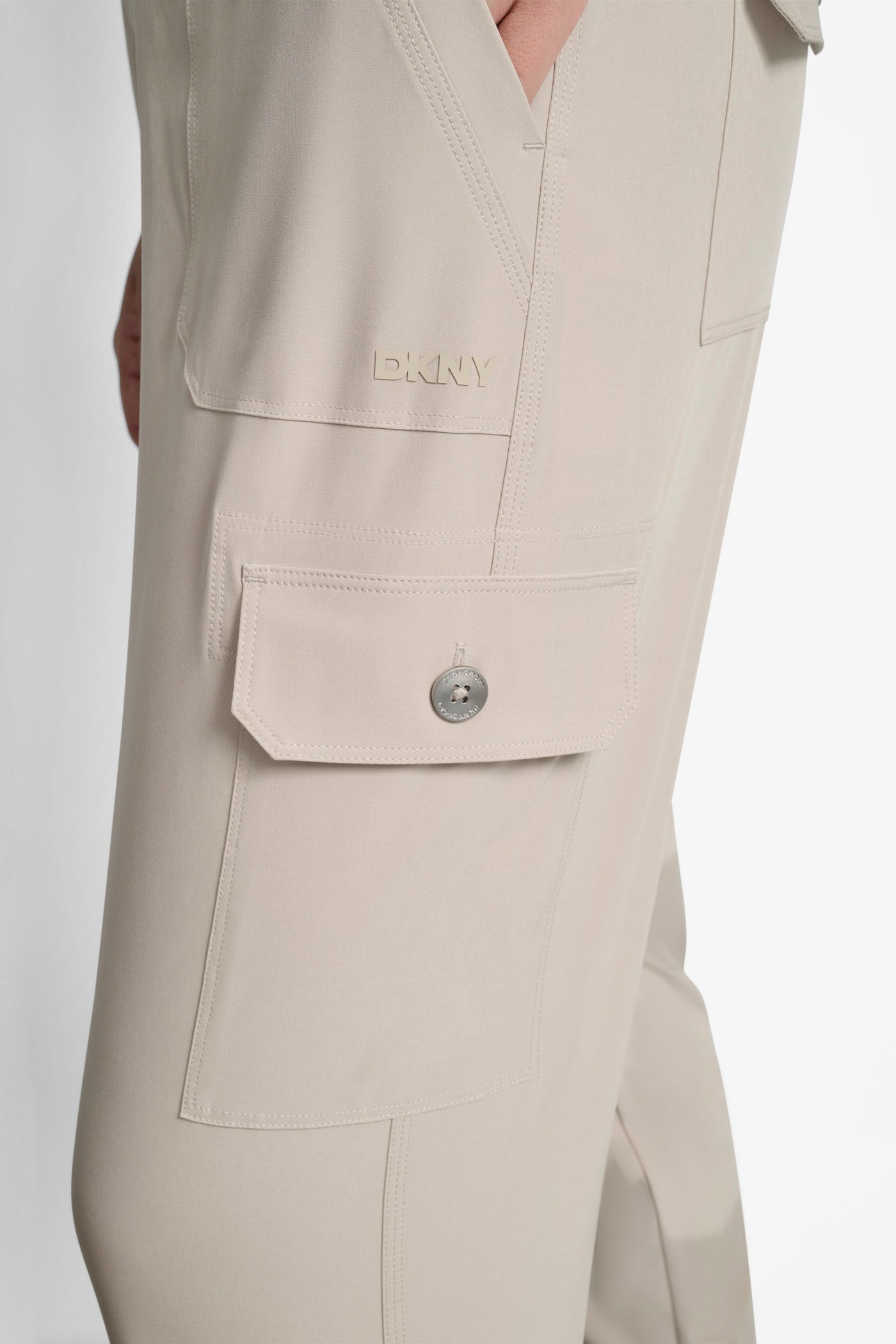 HIGH-RISE RELAXED CARGO JOGGER