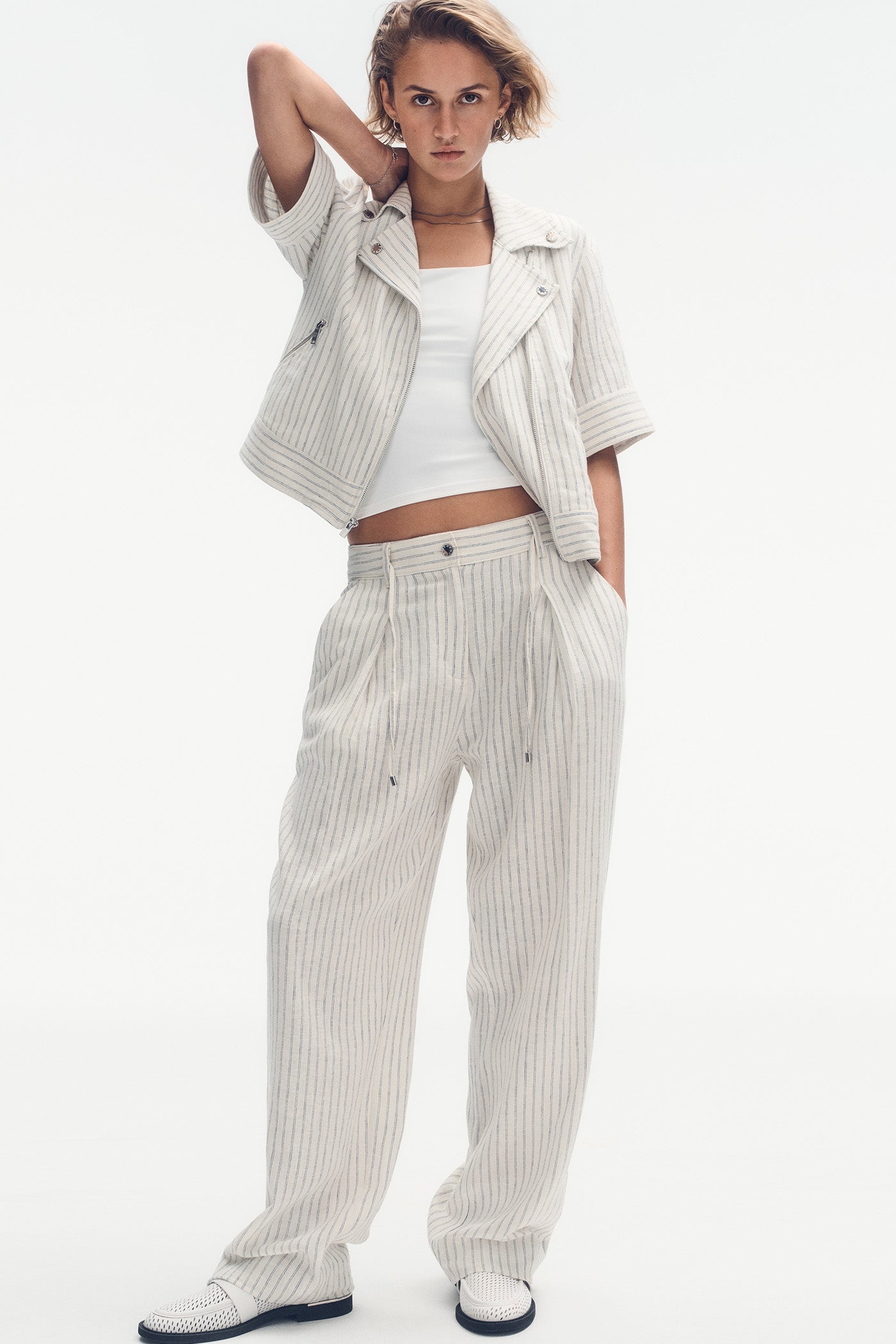 MID-RISE LINEN-BLEND PINSTRIPED PLEATED WIDE-LEG PANT